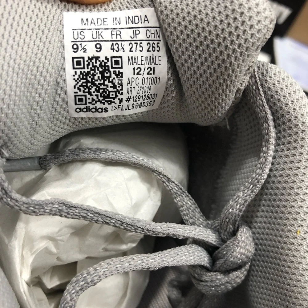 Yeezy Boost 700 V2 Static - Picture 9 of 10